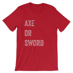 Puede incluir: Camiseta roja de manga corta con el texto "AXE OR SWORD" en blanco.
