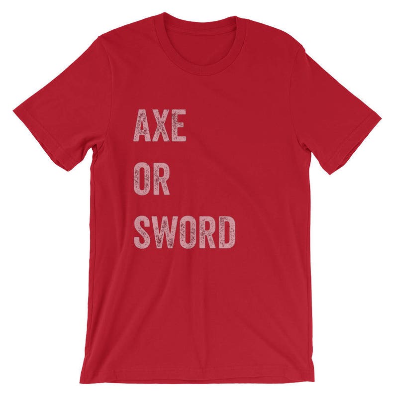 Puede incluir: Camiseta roja de manga corta con el texto "AXE OR SWORD" en blanco.