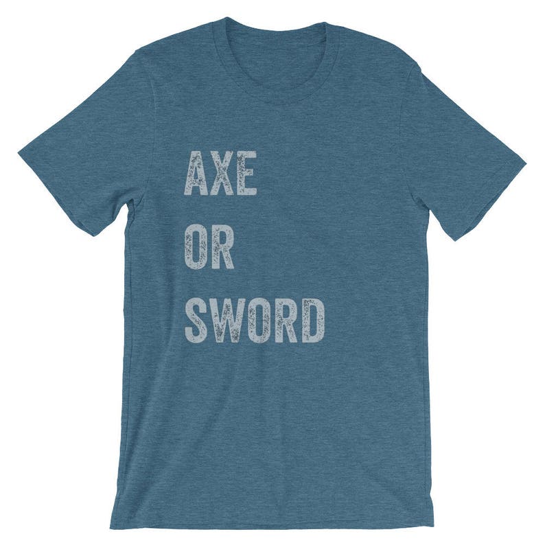 Puede incluir: Una camiseta azul con el texto "AXE OR SWORD" impreso en blanco.