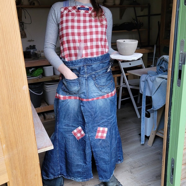 Tablier de potier fait main avec du denim recyclé et du coton à carreaux vichy rouge idéal céramiste poterie idée cadeau de Noël