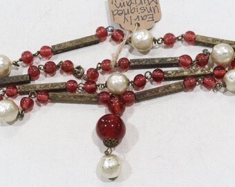 Collar antiguo sin firmar de Miriam Haskell con cuentas gripoix rojas, perlas Haskell y tubos de latón grabados, poco común.
