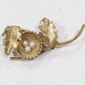 Sehr hübsche Designer Wells 14K GF Brosche aus einem Zweig mit einem Nest und 3 Perlen Eiern