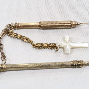 Vintage Fairchild Gold filled Zahnstocher, vergoldeter Druckbleistift und Wischmopp Kreuz an Hundeklammer