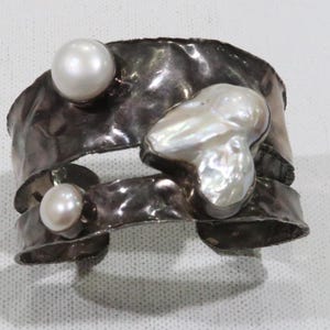 Oszałamiający, szeroki mankiet z pereł w stylu Navajo James Shay w stylu modernistycznym i barokowym