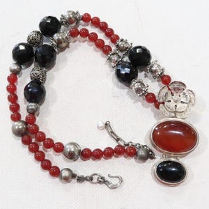Große Halskette aus Sterling Karneol und schwarzen Onyx Perlen mit Blumen Anhänger aus Karneol und schwarzen Onyx