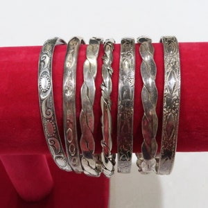 Stapel van 5 vintage sterling zilveren geëtste armbanden waaronder Danecraft, Taxco, Mexico 925