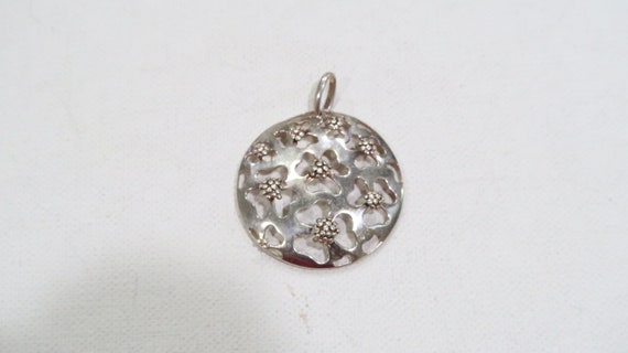 Sterling silver cutout flowers round/circle penda… - image 2