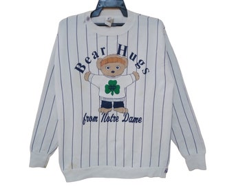 Vintage 90er Jahre Bear Hugs From Notre Dame Xlarge Gestreiftes Sweatshirt Pullover Crewneck Bär Pullover Größe XL