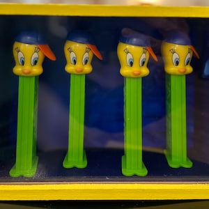 Caja de sombras PEZ Dispenser - Tweety Bird con cuarteto de sombreros