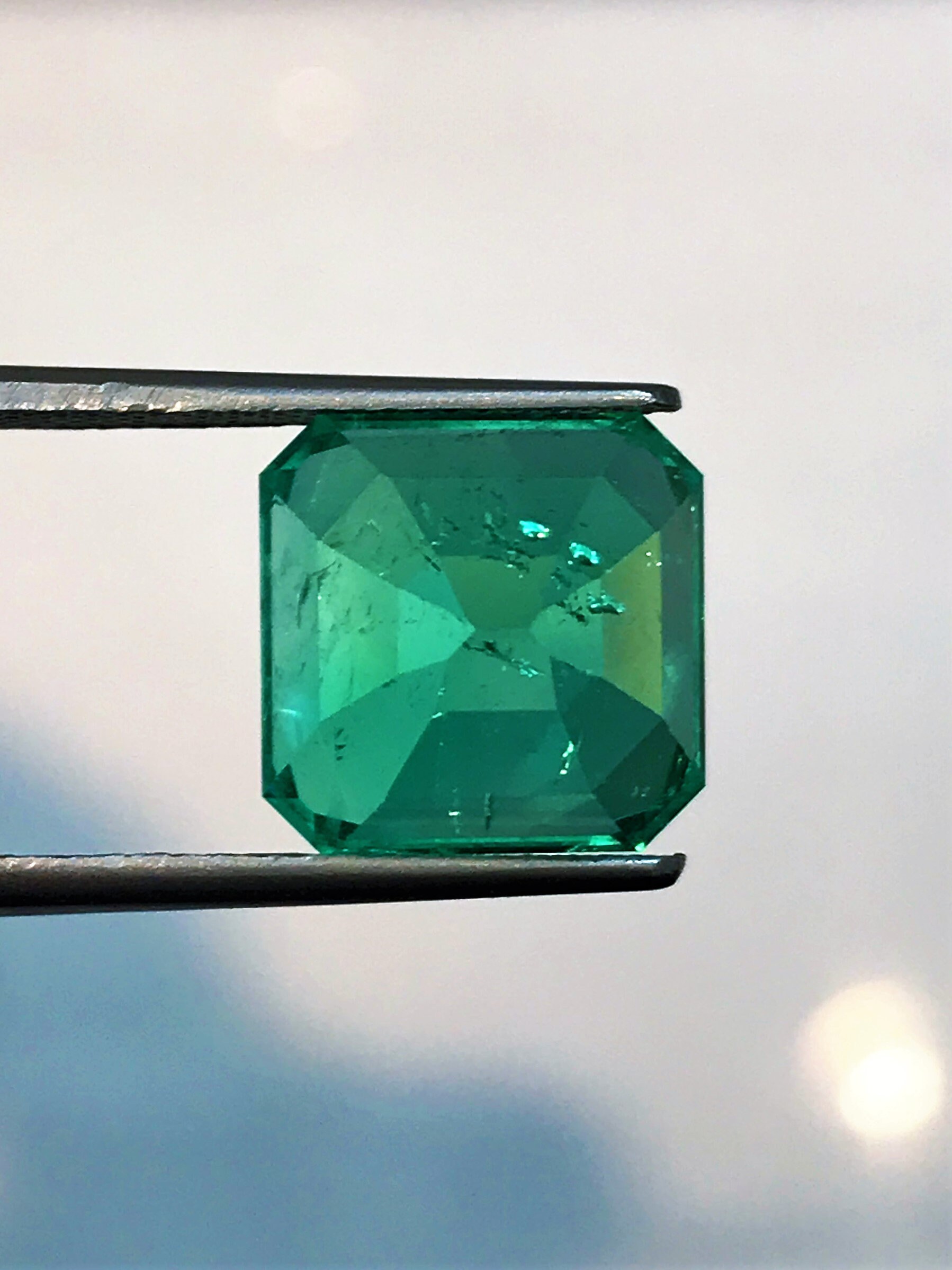 COLOMBIAN EMERALD | 8.18 Carats Rich Golden Muzo Green Color