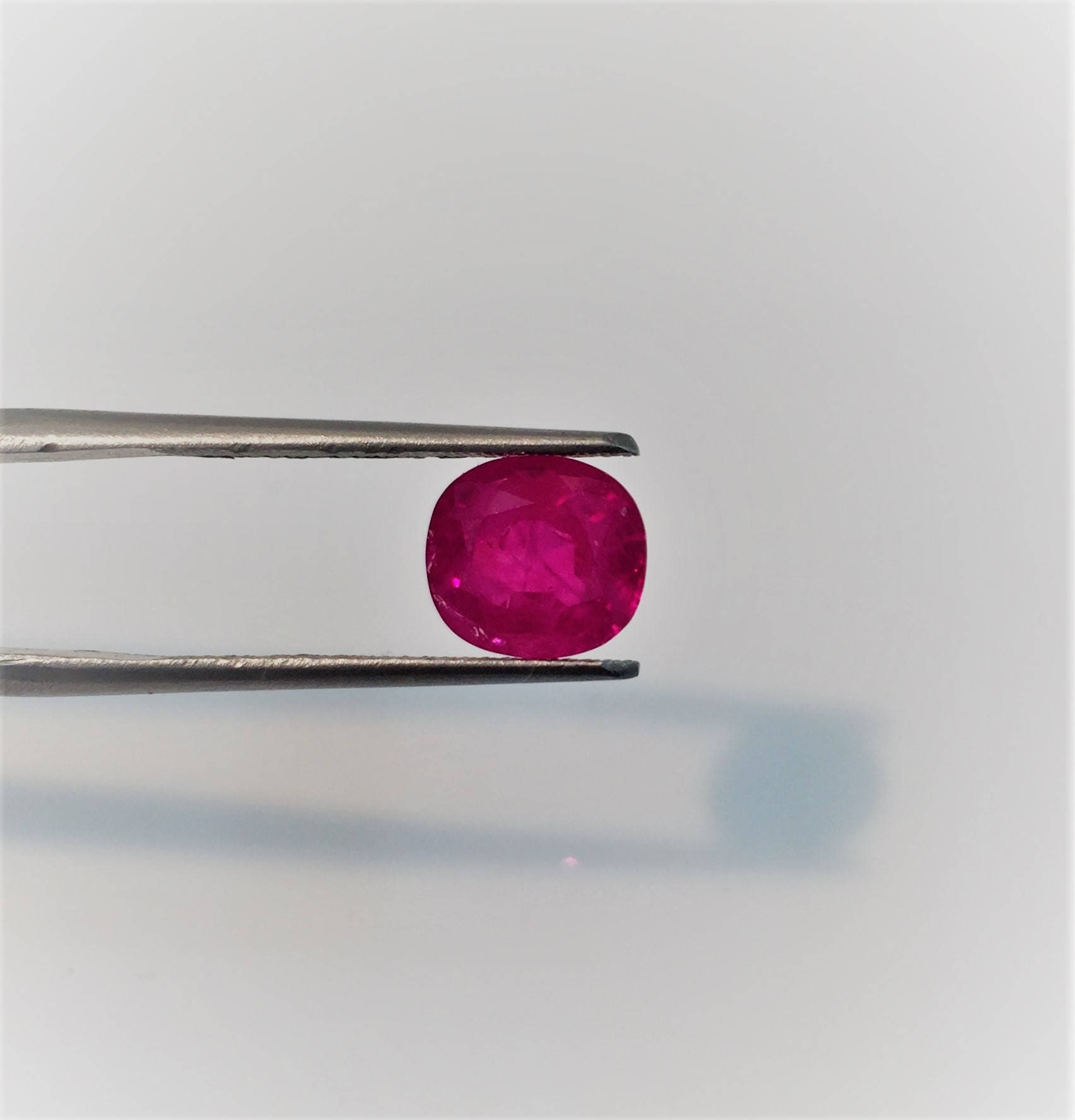ビルマ産ルビー | 2.97 カラットの豊かな赤色、きらめく光沢、AAA+++