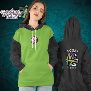 Può includere: Sono mostrate due felpe con cappuccio. Una è verde lime con maniche nere e un emblema rosso e bianco. L'altra è nera con una grafica colorata sul retro. Il testo "Pokémon Legends Z" è visibile nell'angolo in alto a sinistra.