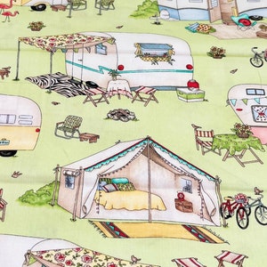 Può includere: Un tessuto verde con un motivo ripetuto di roulotte vintage, tende e accessori da campeggio. Le roulotte sono bianche con accenti rossi e blu. Le tende sono bianche con accenti marroni. Gli accessori includono sedie, tavoli e un fenicottero.