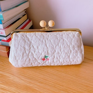 521# Bolsa de maquiagem minimalista feita à mão com padrão cereja/bolsa de acrílico com contas de doces Kisslock/bolsa de maquiagem de grande capacidade
