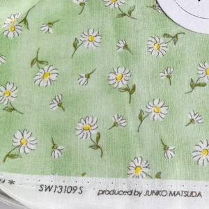 1358# Baumwollstoff mit schönen kleinen Gänseblümchen Blumen in Grün, Pink gemustert / Made in Japan by Junko Maisuda / 45 cm×110 cm