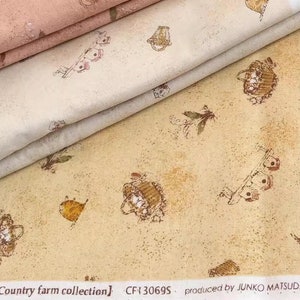 Peut inclure: Un empilement de quatre panneaux de tissu avec un fond beige et un motif répétitif de paniers bruns, de fleurs et d'oiseaux. Le tissu est étiqueté "D's SELLECTION [Country farm collection] CF130695 produced by JUNKO MATSUDA http://www.daiwabo-tex.co.jp MADE in JAPAN".