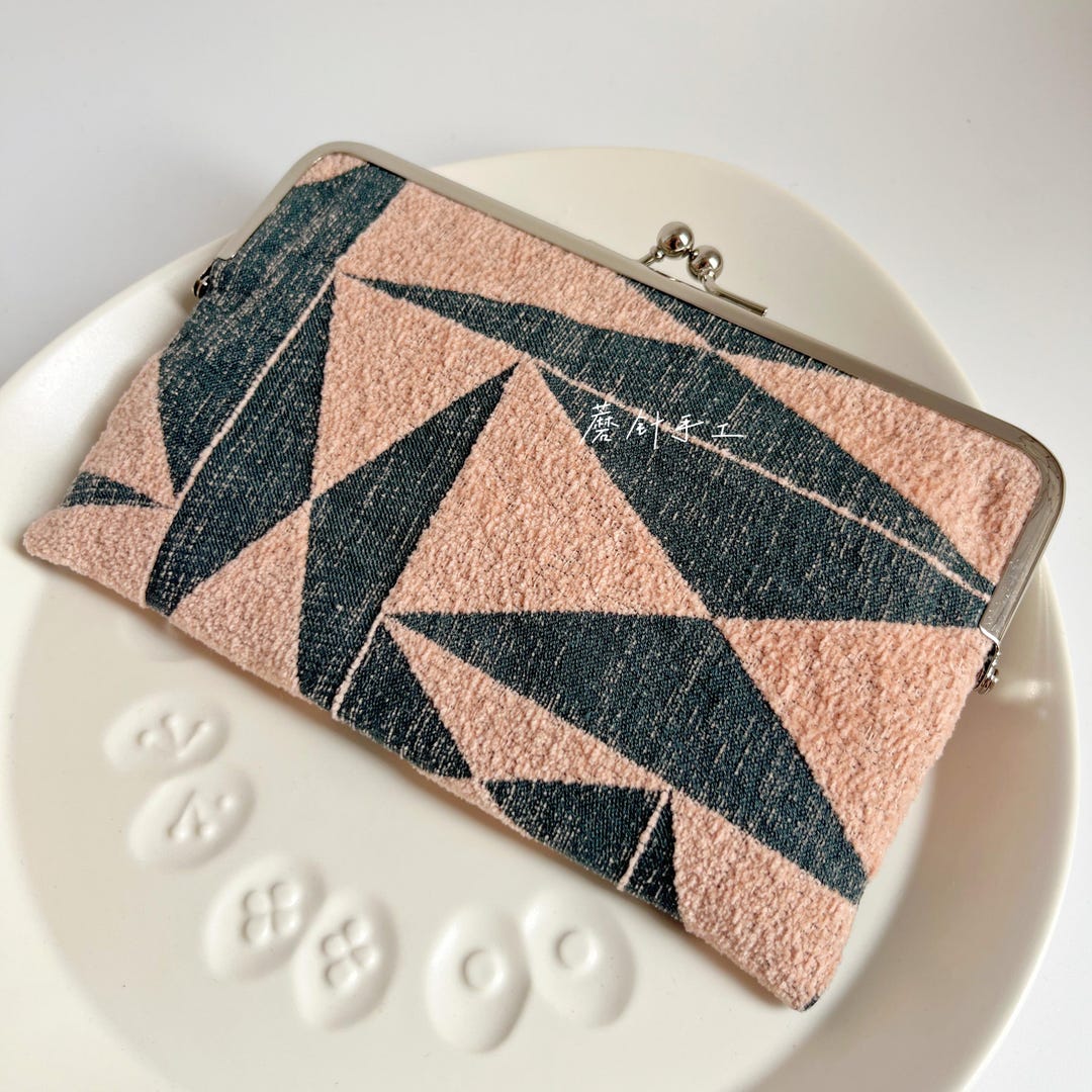 662# Handmade Classic Pink Triangle Kisslock Purse With Mina