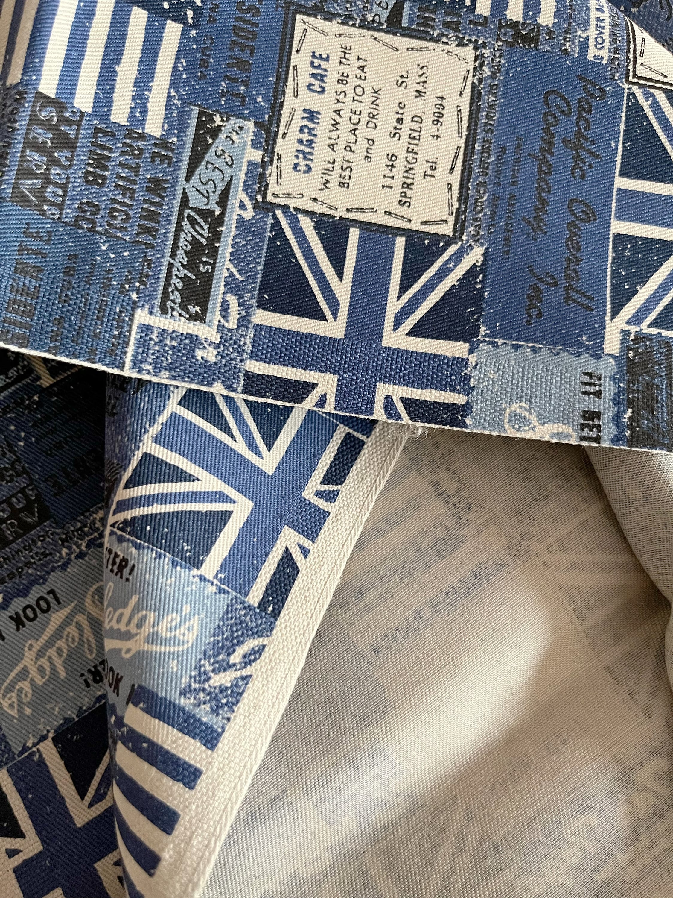 1032# レトロブルー、グレー、カラフルなイギリス、アメリカの国旗と