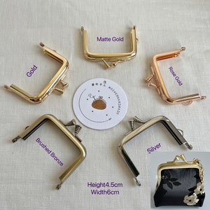 Op de afbeelding: Vier metalen taschenframes in verschillende kleuren, 4,5 cm hoog en 6 cm breed. De frames zijn in goud, geborsteld brons, zilver en rosé goud. De tekst "略针子 MOZHENHANDMADE" is zichtbaar op een wit label.