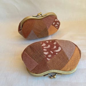 634# Bolsa pequena estilo patchwork laranja tingida naturalmente feita à mão/bolsa de cosméticos fofa em formato ondulado/bolsa de chaves estilo retrô