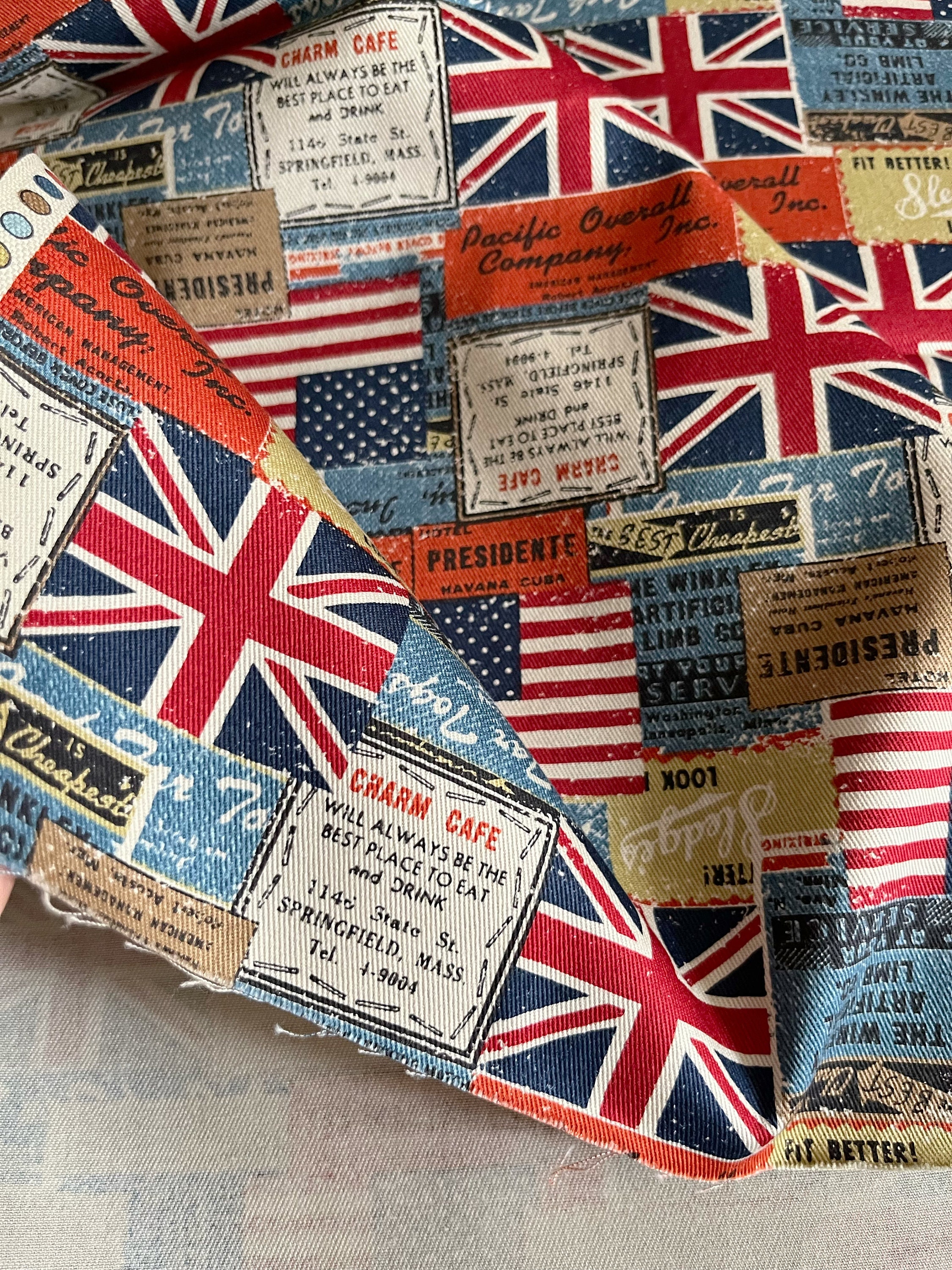 1032# レトロブルー、グレー、カラフルなイギリス、アメリカの国旗と