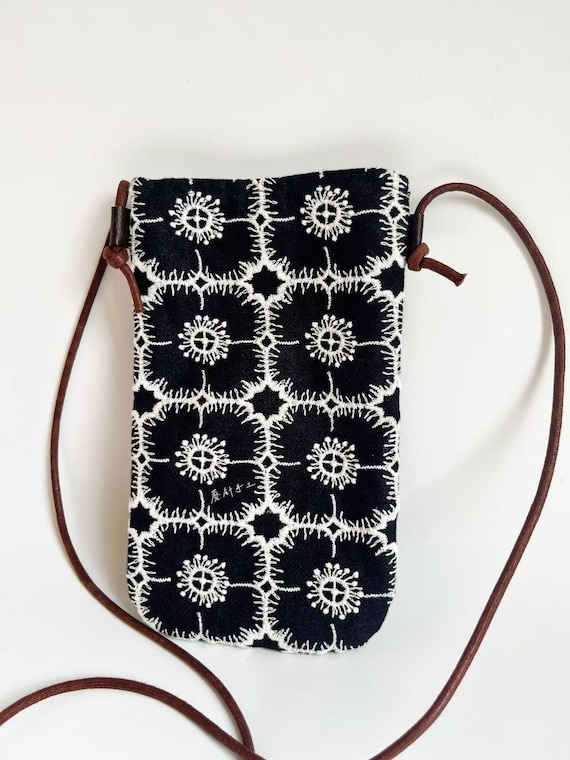 673 Handmade Black 'anemone' Pattern Crossbody Fabric Bag With