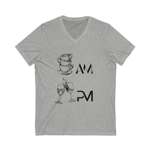 Könnte beinhalten: Graues V-Ausschnitt-T-Shirt mit schwarzem Grafikdesign. Das Design zeigt gestapelte Kaffeetassen mit dem Text "AM" und zwei Weingläser mit dem Text "PM".