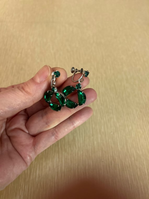 Chic emerald green rhinestone dangle earrings scr… - image 2