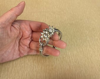 Lovely 1960s snake chain bracelet with rhinestone flowers