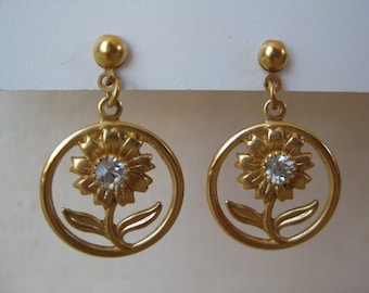 Pretty pierced circle earrings with daisy and rhinestone center 1970s