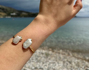 淡水パールカフブレスレット、淡水パールバングル、調節可能なゴールドブレスレット、パール2個付きカフ、ホワイトパールバングル、記念日の贈り物