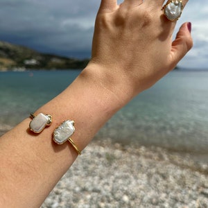 Süßwasserperlen-Manschettenarmband, Süßwasserperlen-Armreif, verstellbares Goldarmband, Manschette mit zwei Perlen, weiße Perlen-Armreif, Jubiläumsgeschenk für sie
