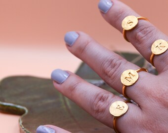 Sierlijke eerste ring, aangepaste brief ring, gouden eerste sieraden, 24K goud gevulde ring, bruidsmeisjes geschenken, verjaardagscadeau, verstelbare ring