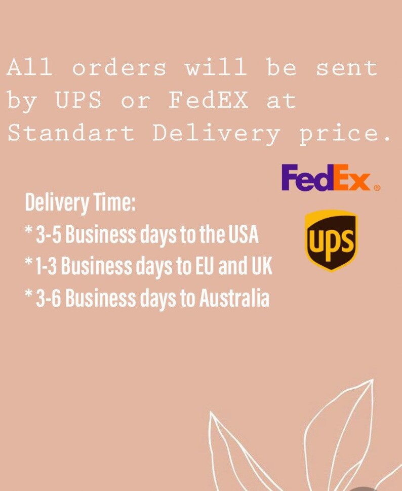 Puede incluir: Texto sobre un fondo rosa con un dise&ntilde;o floral. El texto dice: "Todos los pedidos se enviar&aacute;n por UPS o FedEx al precio de entrega est&aacute;ndar. Tiempo de entrega: * 3-5 d&iacute;as h&aacute;biles a los EE. UU. * 1-3 d&iacute;as h&aacute;biles a la UE y el Reino Unido * 3-6 d&iacute;as h&aacute;biles a Australia". Tambi&eacute;n se muestran los logotipos de FedEx y UPS.