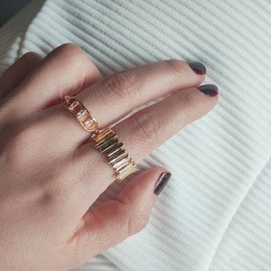 Minimalist Line Ring in Gold, Croissant Signet Ring in Gold, Adjustable Ring, Twist Ring, Minimalist Ring, Birthday Gift for her, Adjustable