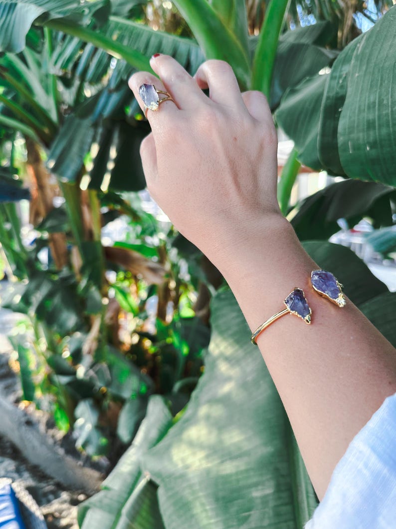 Pulsera de amatista en bruto de oro, joyería con piedras preciosas, brazalete de amatista, pulsera ajustable, piedra de nacimiento de febrero, joyería para dama de honor, pulsera minimalista imagen 1