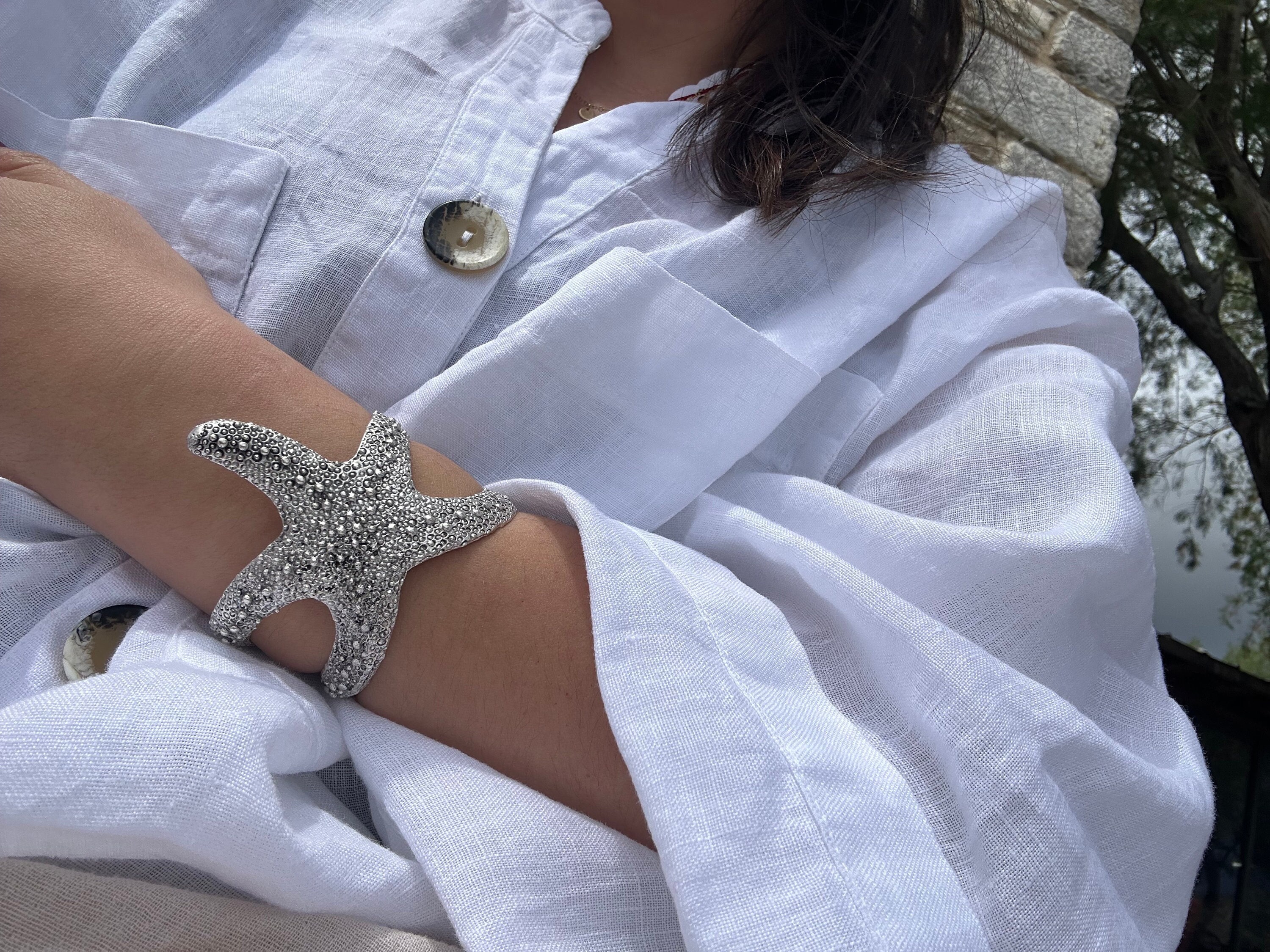 Bracciale rigido a forma di stella marina in argento martellato: gioielli da spiaggia boho - Italia