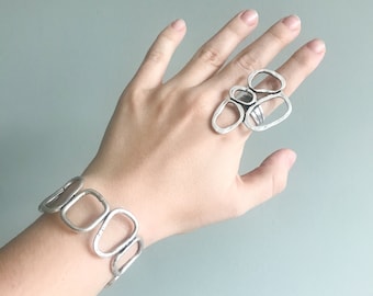 Anillo ajustable de plata con diseño llamativo: joyería abstracta moderna