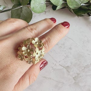 Anillo floral dorado con diseño llamativo: anillo ajustable de latón con flores para cóctel, joya botánica llamativa, regalo para ella.
