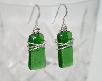 Pendientes de vidrio de botella de ginebra reciclada: verde esmeralda, envueltos en alambre