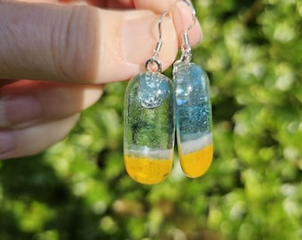 Pendientes colgantes de vidrio fusionado con vibraciones playeras, pendientes de arena celeste y mar.