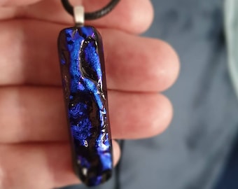 Collar con colgante de vidrio fundido dicroico índigo: joyería artesanal