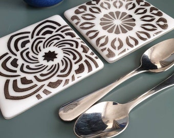 Posavasos de vidrio fusionado con mandalas: arte en blanco y negro, hechos a mano