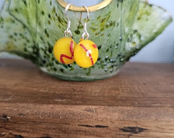 Pendientes colgantes de vidrio fusionado en amarillo vibrante y rojo