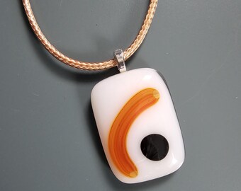Colgante de vidrio fundido blanco sobre cordón color caramelo