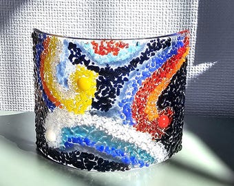 Pantalla de vela de vidrio fusionado independiente con estrellas y planetas