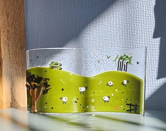 Adorno de vidrio fundido independiente con paisaje de colinas campestres