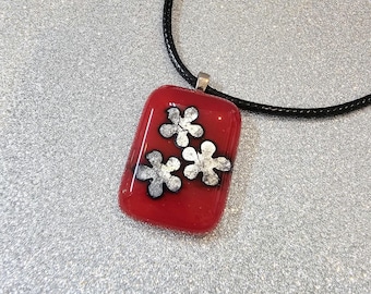 Colgante de vidrio fundido rojo: collar de margaritas plateadas, enganche de plata esterlina