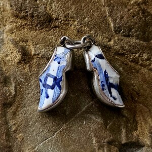 Ciondolo vintage a forma di scarpe di legno olandesi - Argento Sterling - Souvenir smaltato dall&#39;Olanda