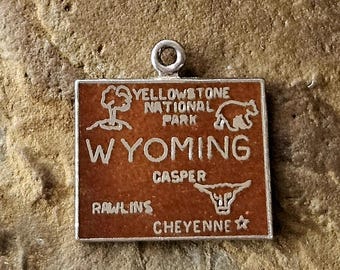 Charm antiguo del estado de Wyoming, recuerdo de Yellowstone en plata de ley con esmalte granate